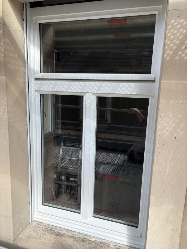 erstes Fenster sitzt