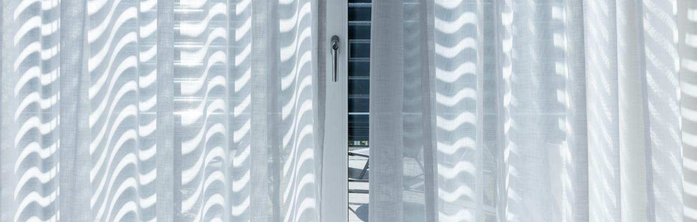 Balkontür hinter Vorhang